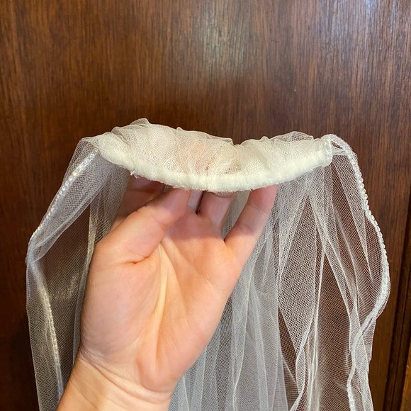 Rhinestone Fingertip Veil - Picture 6 of 10